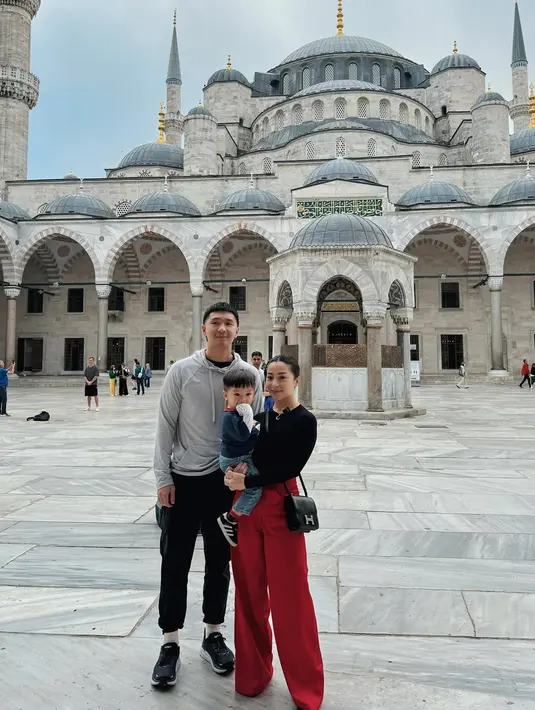 Seru bisa jalani travelling bersama suami dan anak, momen kebersamaan keluarga kecil ini banyak menuai sorotan. Pasalnya belum lama ini Nikta Willy juga baru saja liburan ke Mongolia bersama suami tanpa buah hati. (Liputan6.com/IG/@nikitawillyofficial94)