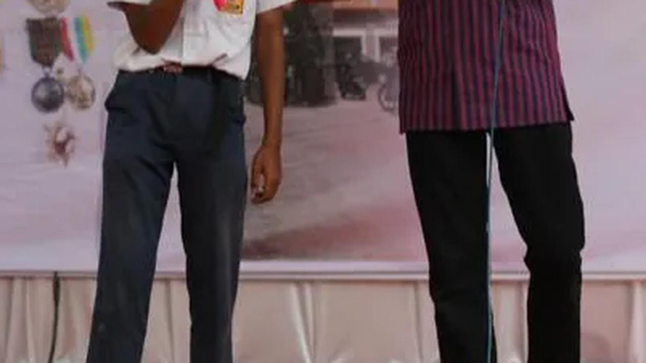 Ganjar Larang Sekolah Tahan Ijazah
