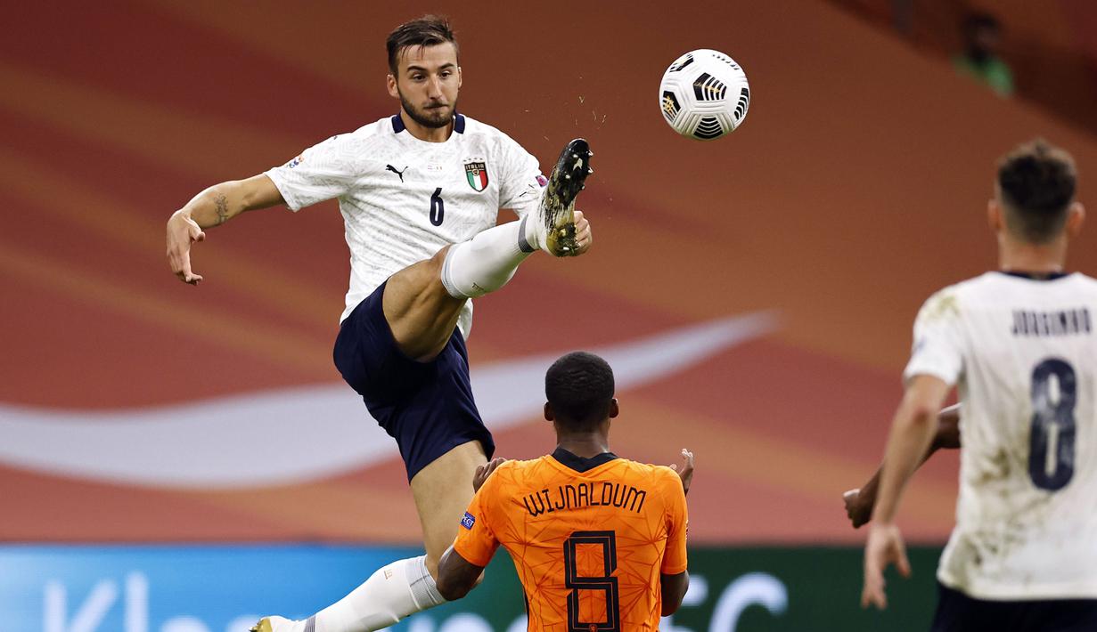 Gelandang Italia, Bryan Cristante, berebut bola dengan gelandang Belanda, Georginio Wijnaldum, pada laga UEFA Nations League di Amsterdam Arena, Selasa (8/9/2020) dini hari WIB. Italia menang tipis 1-0 atas Belanda. (AFP/Maurice Van Steen/ANP)