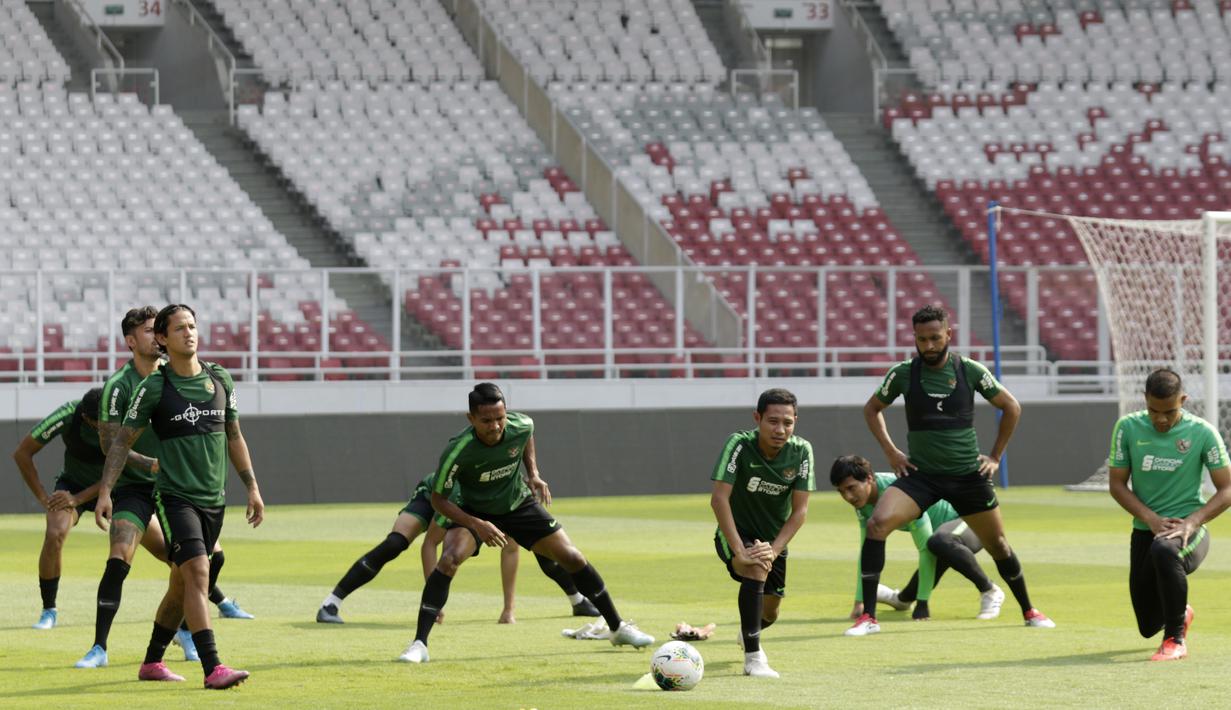 Pemain Timnas Indonesia saat latihan jelang laga Kualifikasi Piala Dunia 2022 di SUGBK, Jakarta, Rabu (2/10). Indonesia akan berhadapan dengan Uni Emirat Arab. (Bola.com/M Iqbal Ichsan)