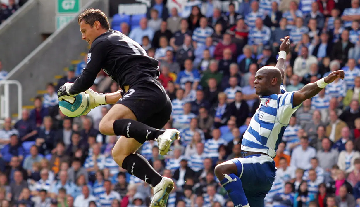 Radek Cerny. Kiper yang kini berusia 48 tahun dan telah pensiun pada Juli 2014 bersama Slavia Praha dan kini menjabat pelatih kiper di Slavia Praha ini pernah bermain di Liga Inggris bersama Tottenham Hotspur dan QPR. Ia didatangkan Spurs dari Slavia Praha pada pertengahan musim 2004/2005 dengan status pinjaman yang akhirnya dipermanenkan pada awal musim 2006/2007 dengan mahar 200 ribu euro. Usai tampil dalam 28 laga di semua ajang dengan torehan 8 kali clean sheet dan kebobolan 31 gol, ia dilepas Spurs ke QPR pada awal musim 2008/2009 dengan status bebas transfer. Ia bertahan bersama QPR hingga akhir musim 2012/2013 dan total tampil dalam 87 laga dengan torehan 27 kali clean sheet dan kebobolan 94 gol. (AFP/Glyn Kirk)
