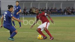 Boaz Solossa mencetak gol pertama Indonesia ke gawang Thailand di laga perdana Grup A Piala AFF 2016 di Phlippines Sport Stadium, Bocaue, Bucalan, Filipina, Sabtu (19/11/2016). (Bola.com/Nicklas Hanoatubun)