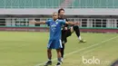Aksi pemain Persib Bandung, Tantan dan I Made Wirawan saat sesi latihan tim di Stadion Pakansari, Bogor, Jumat (10/3/2017). (Bola.com/Nicklas Hanoatubun)