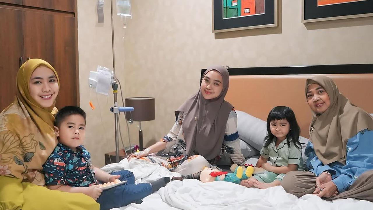 Potret Oki Setiana Dewi Kembali Kumpul Keluarga Bareng Ibu dan Adik-Adiknya, Bahagia Bertemu Keponakan