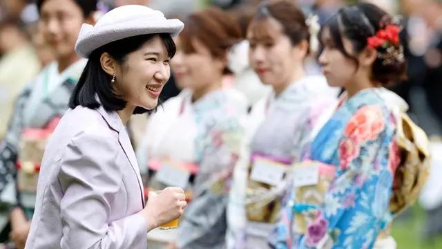 Putri Aiko berbincang dengan para peraih medali Jepang di Olimpiade Musim Dingin Milan Cortina dalam pesta kebun di Istana Akasaka, Tokyo, 17 April 2026.