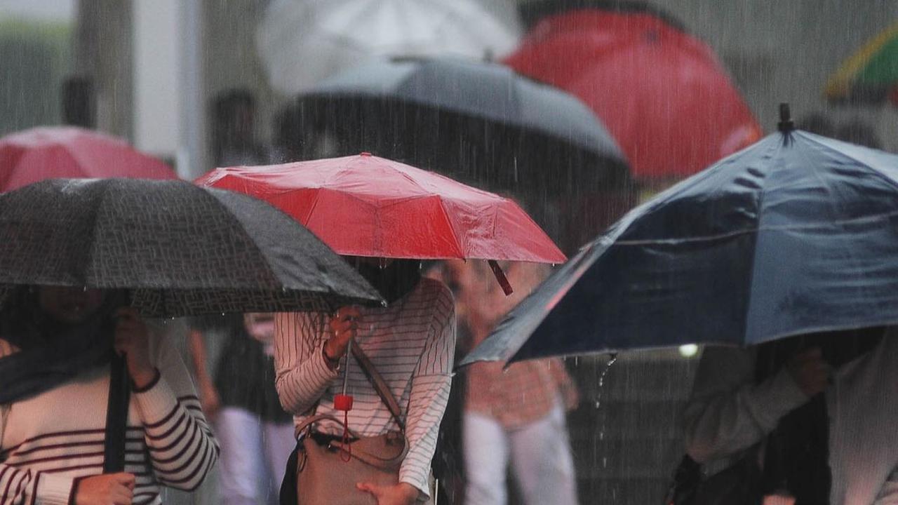 Warga menggunakan payung saat terjadi hujan deras disertai angin di kawasan MH THamrin, Jakarta, Kamis (11/1/2024).&nbsp;Badan Meteorologi, Klimatologi dan Geofisika (BMKG) memperkirakan wilayah Jakarta dan Kepulauan Seribu diguyur hujan dari siang hingga