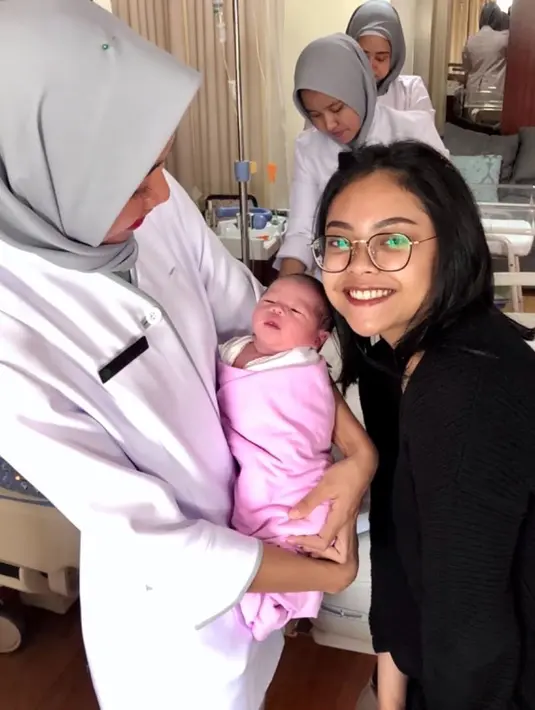 Gista Putri Melahirkan