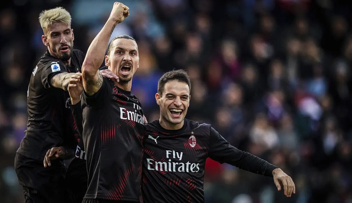 Penyerang AC Milan, Zlatan Ibrahimovic berselebrasi dengan rekan-rekannya usai mencetak gol ke gawang Cagliari pada pertandingan Liga Serie A Italia di Sardegna Arena (11/1/2020). Ibrahimovic mencetak gol dimenit ke-64 dan merupakan gol perdananya di AC Milan musim ini. (Spada(/LaPresse via AP)