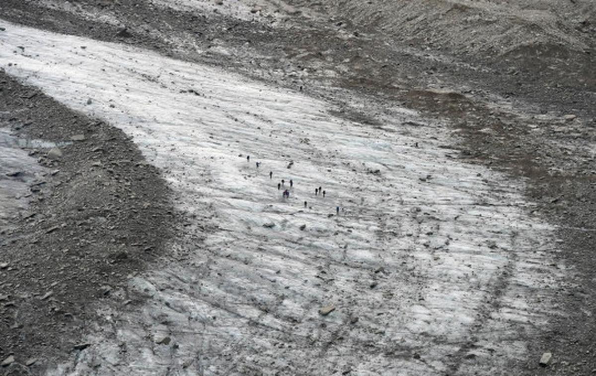 Menelusuri gua es La Grotte de glace di lereng Mont Blanc