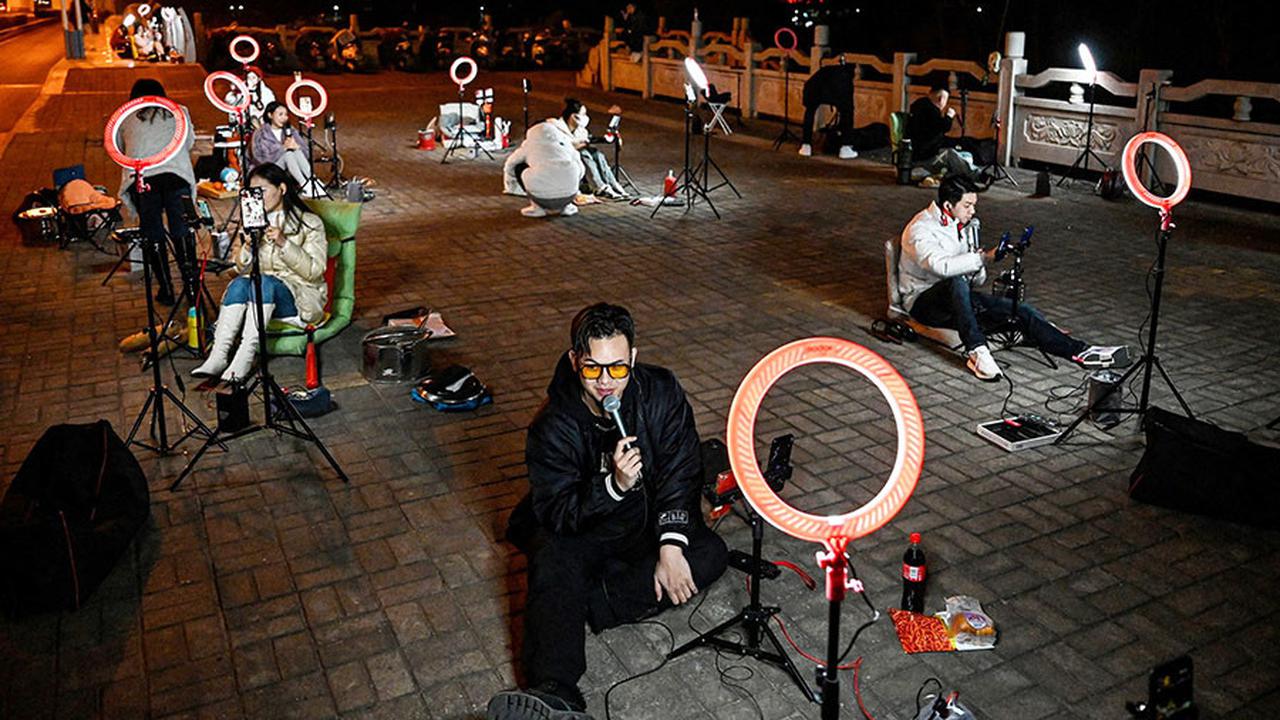 Live streamer China di Jembatan Guilin