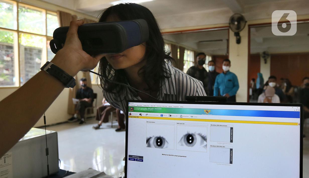 Murid melakukan perekaman E-KTP di SMAN 5, jalan dreded Bogor, Selasa (31/5/2022). Pemerintah Kota (Pemkot) Bogor mempermudah pembuatan identitas kependudukan E-KTP bagi pelajar. Dinas Kependudukan dan Pencatatan Sipil (Disdukcapil) Kota Bogor menerapkan program Goes to School. (merdeka.com/Arie Basuki)
