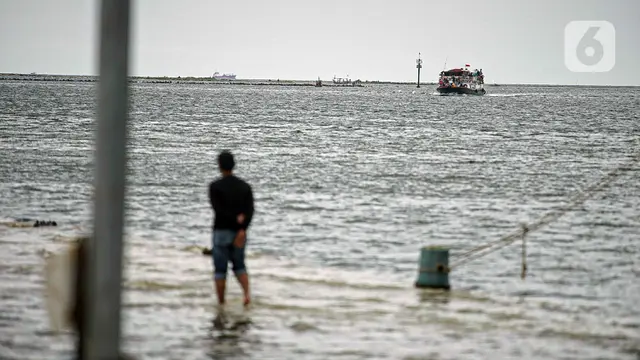 FOTO: Pelabuhan Kali Adem Dipadati Wisatawan Usai Rayakan Tahun Baru
