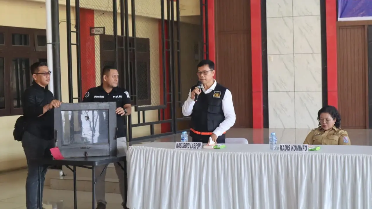 Polda Sumatera Utara membeberkan hasil pemeriksaan Laboratorium Forensik Kasus pecahnya kaca rumah dinas Wakil Bupati Deli Serdang, Lom Lom Suwondo. (Liputan6.com/Reza)