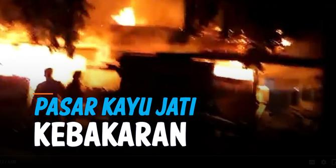 VIDEO: Puluhan Kios di Pasar Kayu Jati Rawamangun Terbakar