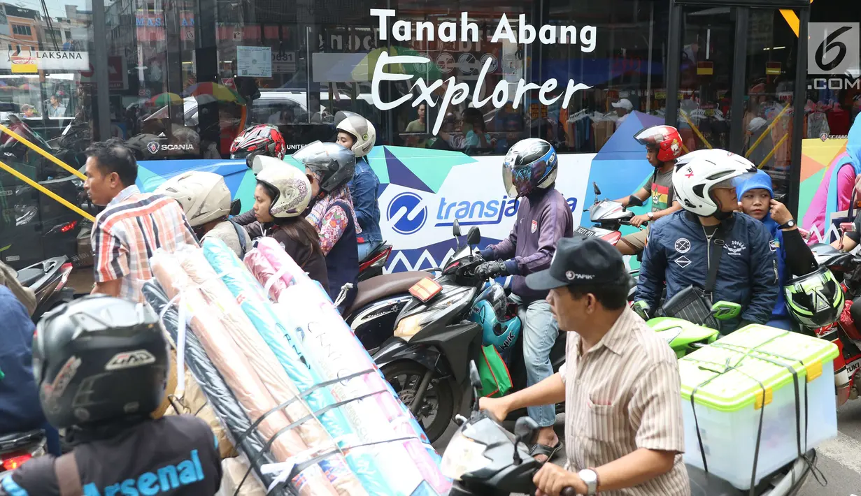 Sejumlah pengendara terjebak macet di kawasan Tanah Abang, Jakarta, Sabtu (23/12). Sejak Jumat (22/12), Pemerintah Provinsi DKI Jakarta menutup jalan Jatibaru Raya yang terletak di depan stasiun untuk menempatkan para PKL. (Liputan6.com/Angga Yuniar)