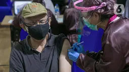 Seorang warga lanjut usia (lansia) menerima suntikan vaksin COVID-19 di Balai Besar Pelatihan Kesehatan (BBPK) Jakarta Kampus Hang Jebat, Jakarta Selatan, Selasa (23/3/2021). Tersedia 1.000 kuota perhari bagi lansia yang berdomisili di dalam dan luar DKI Jakarta. (Liputan6.com/Faizal Fanani)