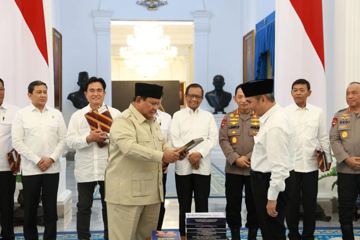 Laporan hasil kerja Komisi Percepatan Reformasi Polri telah diserahkan kepada Presiden Prabowo Subianto di Istana Negara, Selasa (5/5) sore.