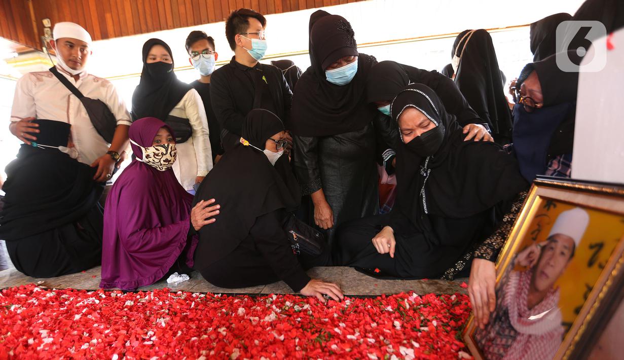 FOTO Pemakaman  Anton Medan Diwarnai Tangis Keluarga 