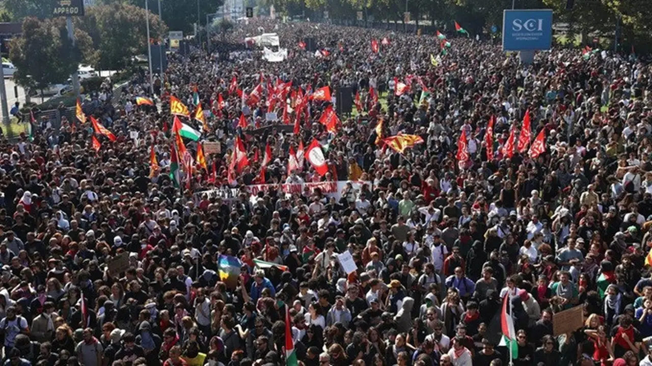 Para demonstran berkumpul dalam aksi pro-Palestina di Bologna, Italia, Jumat (3/10/2025).