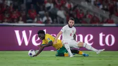 Pemain Timnas Indonesia,&nbsp;Calvin Verdonk, berebut bola dengan pemain Australia,&nbsp;Nestory Irankunda, pada laga kedua Grup C Kualifikasi Piala Dunia 2026 Zona Asia di Stadion Utama Gelora Bung Karno (SUGBK), Jakarta Pusat, pada Selasa (10/9/2024). (Bola.com/Bagaskara Lazuardi)