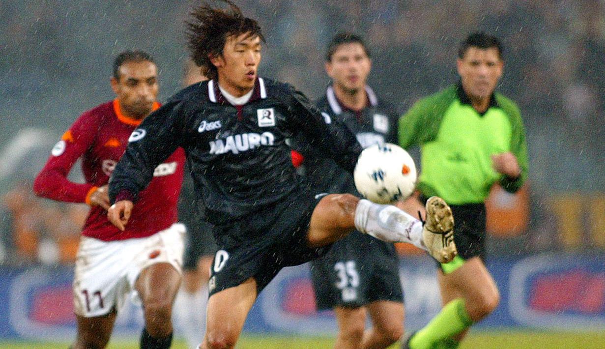 Sukses bersama Yokohama dan Timnas Jepang, Shunsuke Nakamura akhirnya hijrah ke klub Italia, Reggina pada 3 Juli 2002. (AFP/Gabriel Bouys)