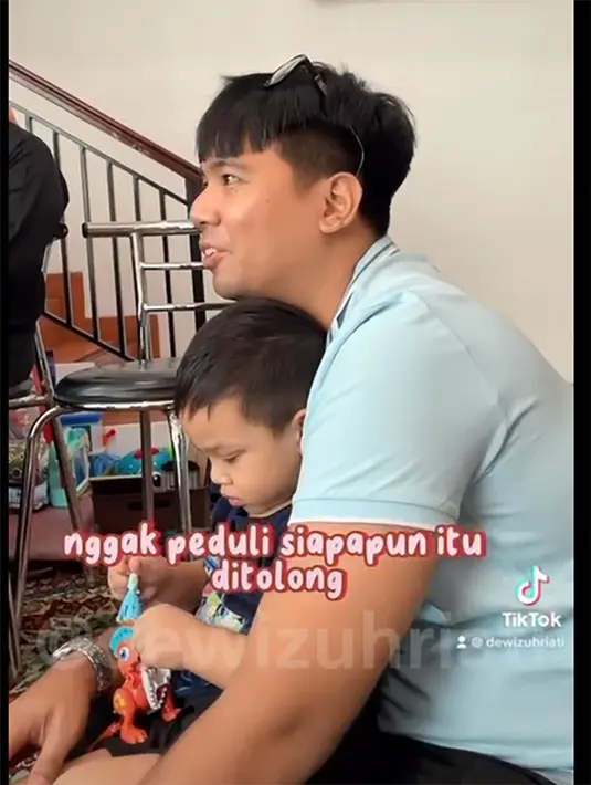 Dalam video singkat tersebut, Pak Ansori menceritakan saat kejadian. Ia lari dan menemukan bocah yang terlempar dari mobil. [Instagram/dewizuhriati]