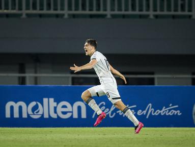 Seleberasi&nbsp;Mauro Zijlstra usai berhasil mencetak gol pertama Timnas Indonesia U-22 pada laga ujicoba melawan Mali U-22&nbsp;yang digelar di Stadion Pakansari, Kabupaten Bogor, Selasa (18/11/2025) pukul 20.00 WIB.&nbsp;(Bola.com/Bagaskara Lazuardi)