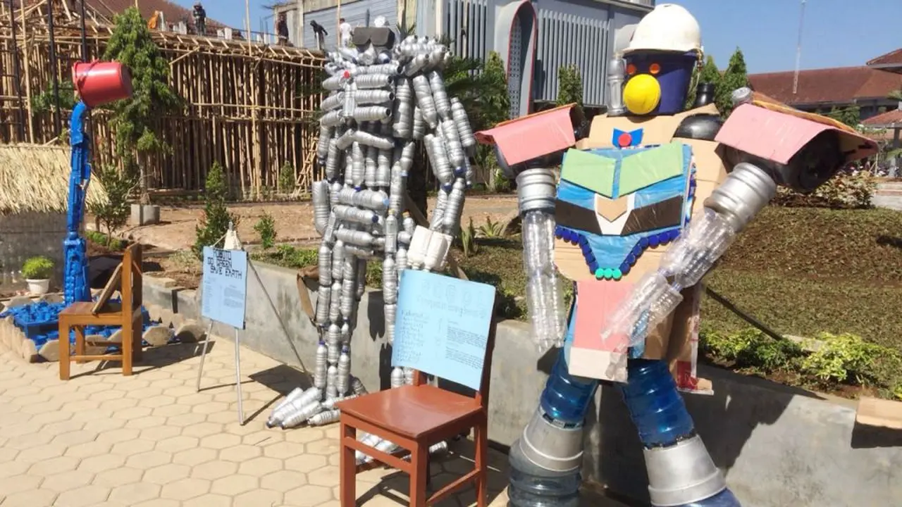 Robot terbuat dari limbah plastik karya siswa SMK Negeri 1 Banyumas. (Foto: Liputan6.com/Muhamad Ridlo)
