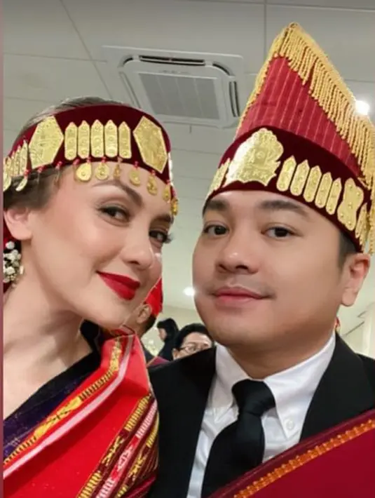 Rianti Cartwright baru dinikahkan secara adat saat sang mertua meninggal dunia. Ia mengenakan kebaya hitam dan kain songket silver [@riantic]
