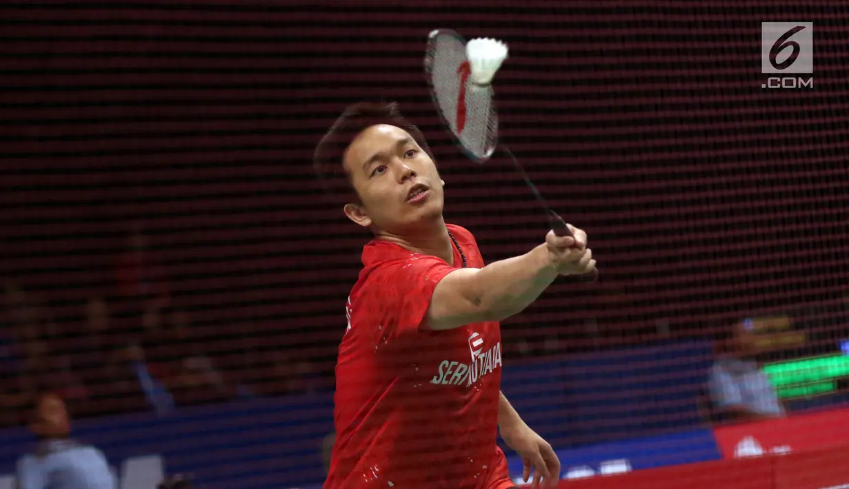 Hendra Setiawan mengembalikan kok saat laga melawan Hiroyuki Endo/Yuta Watanabe (Jepang) di babak 32 besar Indonesia Open 2017 di Jakarta, Rabu (14/6). Hendra Setiawan/Boon Heong Taan unggul 10-21, 26-24, 23-21. (Liputan6.com/Helmi Fithriansyah)