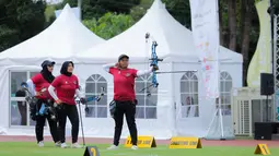 Tim yang beranggotakan Nurisa Dian Ashrifah , Ratih Zilizati Fadhly, dan Yurike Dina Bonita Pereira harus mendapatkan perlawanan sengit dari wakil Singapura. Skor bahkan sempat imbang saat percobaan ketiga. (Bola.com/Bagaskara Lazuardi)