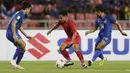 Gelandang Timnas Indonesia, Andik Vermansah, menggiring bola saat melawan Thailand pada laga Piala AFF 2018 di Stadion Rajamangala, Bangkok, Sabtu (17/11). Thailand menang 4-2 dari Indonesia. (Bola.com/M. Iqbal Ichsan)