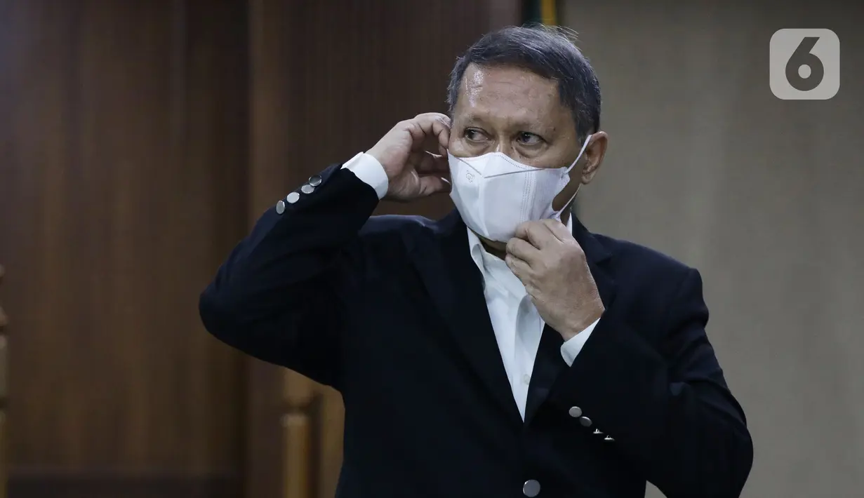 Mantan Dirut PT Pelindo II, Richard Joost Lino usai sidang pembacaan putusan kasus dugaan korupsi pengadaan tiga unit QCC di PT Pelindo II tahun 2010, Pengadilan Tipikor, Jakarta, Selasa (14/12/2021). RJ Lino divonis empat tahun penjara, denda Rp500 juta. (Liputan6.com/Helmi Fithriansyah)