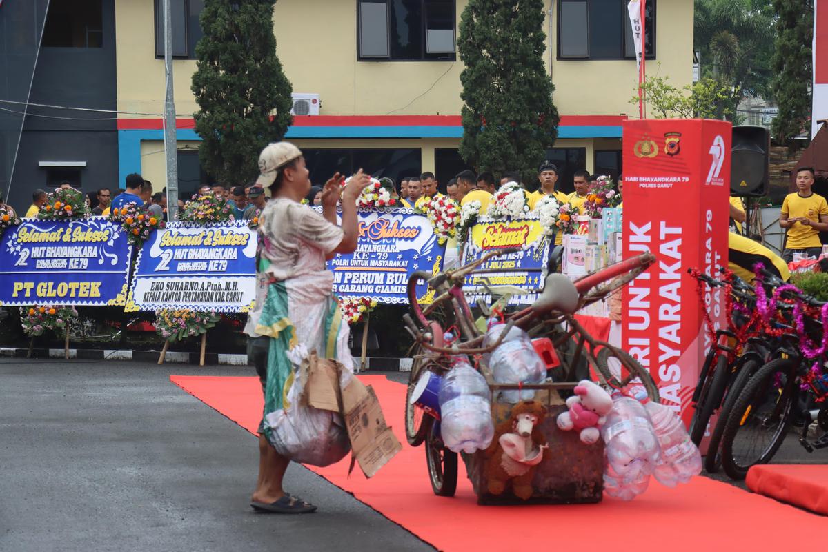 Lucunya Polisi Lomba Penyamaran jadi Intel