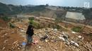 Warga berjalan proyek pembangunan Bendungan Ciawi di Desa Gadog, Bogor, Jawa Barat, Kamis (22/08/2019). Bendungan Ciawi tidak akan digenangi dengan membendung aliran sungai, tetapi berfungsi menampung air saat curah hujan tinggi. (Merdeka.com/Arie Basuki)