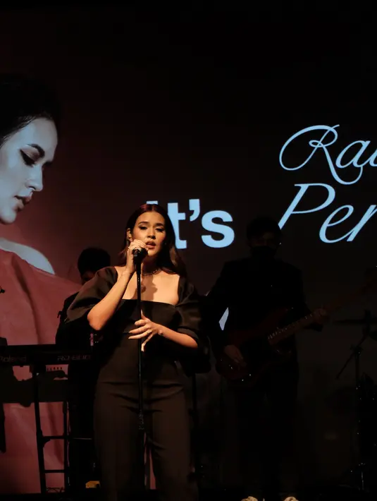 Dalam peluncuran album ini, Raisa juga memperkenalkan lagu yang jadi focus single berjudul Berdamai. Video liriknya tayang mulai hari ini, 18 Maret 2022. (Nizar Zulmi/Fimela.com)