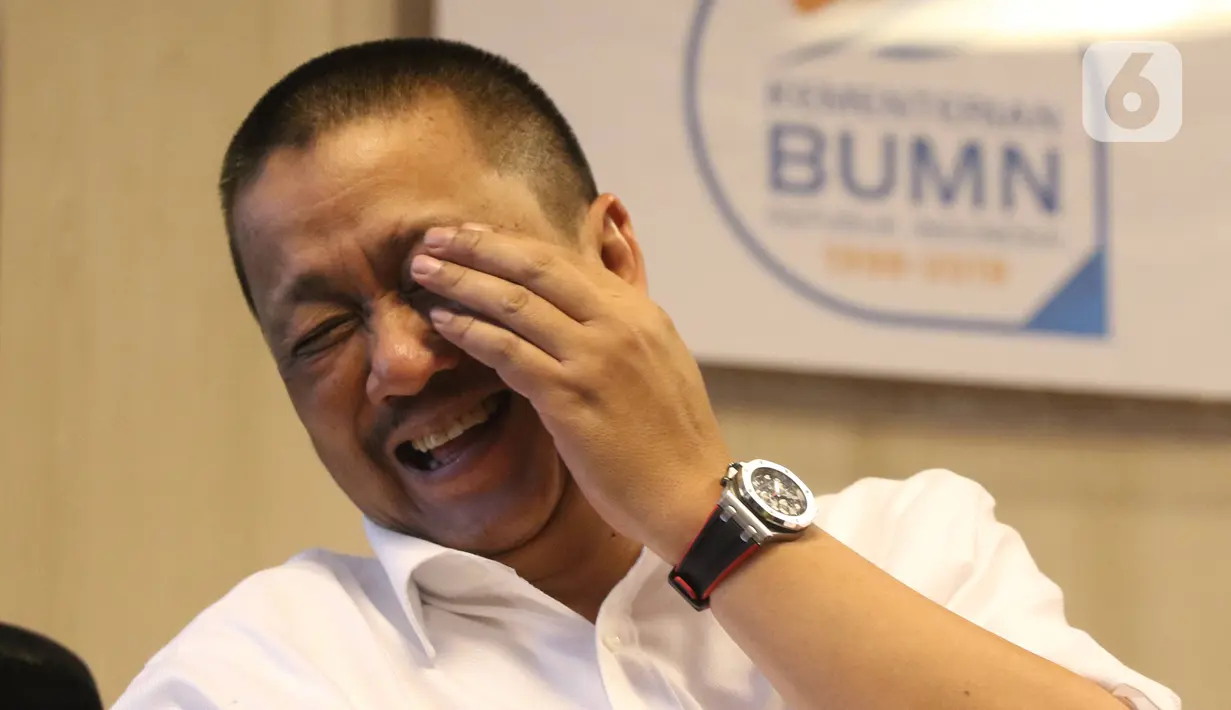 Direktur Utama (Dirut) PT Garuda Indonesia (Persero) Tbk (GIAA) Irfan Setiaputra saat berkenalan kepada media di Jakarta, Jumat (24/1/2020). Dalam perkenalan tersebut Triawan dan Irfan memaparkan program program baru untuk pembenahan Garuda Indonesia. (Liputan6.com/Angga Yuniar)