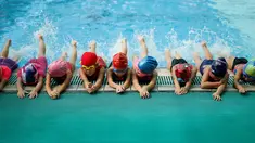 Sejumlah anak melakukan pemanasan sebelum latihan berenang di sekolah Hangzhou Chen Jinglun Sport sekolah Natatorium, Hangzhou, provinsi Zhejiang, China, (10/8). Sekolah ini pernah melatih perenang Olimpiade Sun Yang dan Fu Yuanhui. (REUTERS/Aly Song)