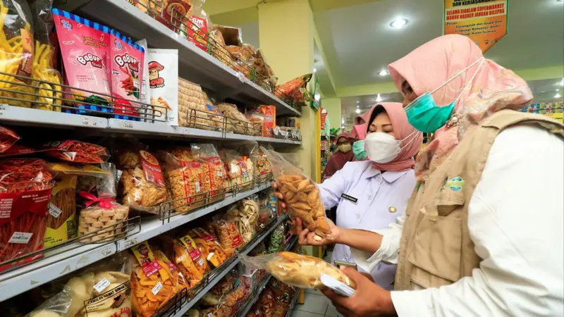 Tim sidak mamin Pemkot Probolinggo memeriksa makanan di sejumlah toko swalayan di Kota Probolinggo (Istimewa)