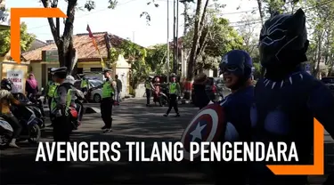 Sejumlah polisi berpakaian ala tokoh Avengers turun ke jalan dan melakukan razia lalu lintas di Grobogan, Jawa Tengah.