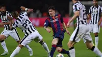 Lionel Messi berusaha melewati hadangan pemain Juventus di laga final Liga Champions 2014-2015 di Olympiastadion, Berlin, Minggu (7/6/2015). Barcelona keluar sebagai pemenang dengan skor 3-1. (AFP Photo/Patrik Stollarz)