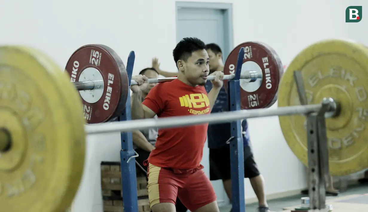 Atlet angkat besi, Eko Yuli Irawan, saat sesi latihan di Pelatnas angkat besi, Jakarta, Rabu (21/3/2018). Eko Yuli Irawan bertekad ingin memecahkan rekor pribadi di Asian Games 2018. (Bola.com/M Iqbal Ichsan)