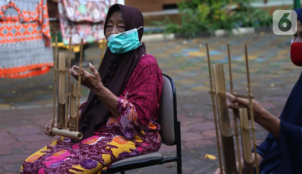 Seorang lansia mengikuti latihan angklung di Rumah Rehabilitasi Psikososial Dinas Sosial Kota Tangerang, Banten, Rabu (19/5/2021). Kegiatan berlatih angklung bagi lansia tersebut guna mengisi waktu luang sekaligus melatih motorik, auditori, dan sensorik para lansia. (Liputan6.com/Angga Yuniar)