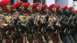 Tentara Nasional Indonesia (TNI) menggelar gladi bersih Hari Ulang Tahun (HUT) ke-80 di lapangan Monumen Nasional (Monas), Jakarta, Jumat (3/10/2025). (merdeka.com/Arie Basuki)