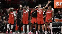 Selebrasi pemain Houston Rockets saat memastikan tiket playoff NBA 2025 (AFP)