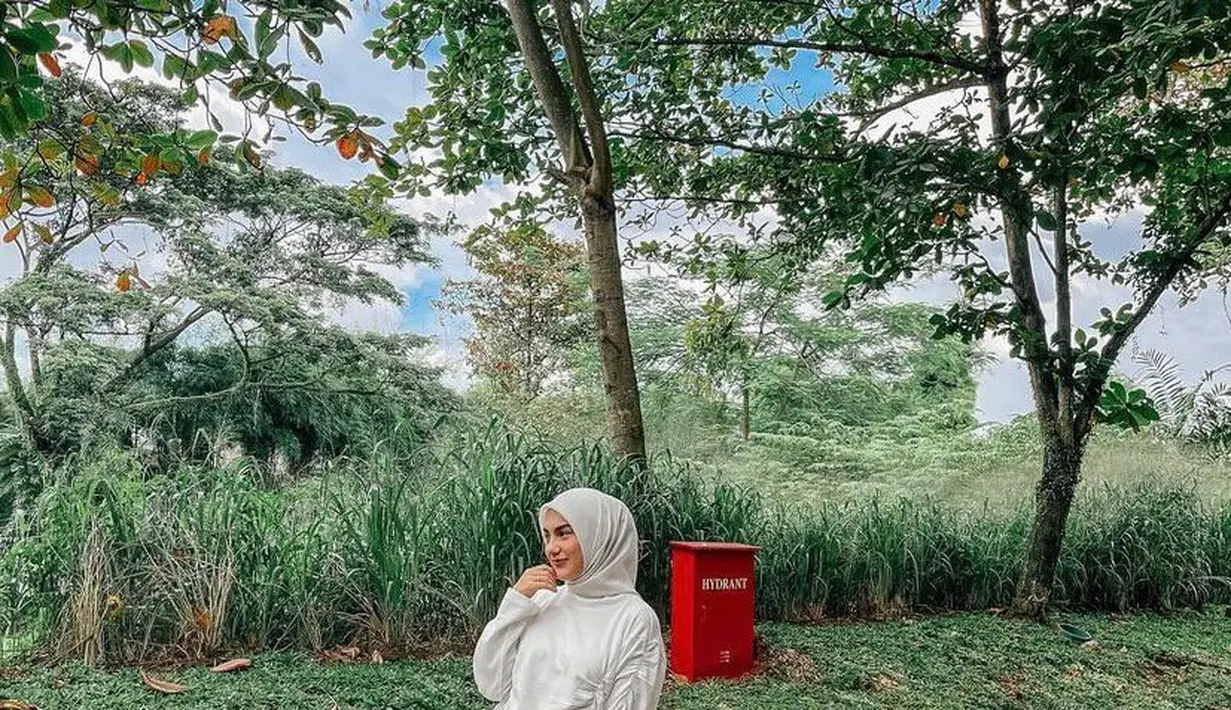 Atau bisa juga pilih baju loose yang dipadukan dengan rok A-line. Samarkan tubuh berisi! (Instagram/_irishbella_).