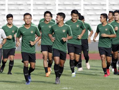 Pemain Timnas Indonesia U-22 saat latihan di Stadion Madya, Senayan, Jakarta, Senin (4/3). Latihan tersebut untuk persiapan kualifikasi Piala AFC U-23. (Bola.com/M Iqbal Ichsan)