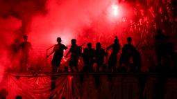 Flare menyala di antara para pendukung Semen Padang saat laga leg kedua final Pegadaian Liga 2 2023/2024 antara Semen Padang mengadapi PSBS Biak di Stadion GOR Haji Agus Salim, Padang, Sabtu (9/3/2024). (Bola.com/Bagaskara Lazuardi)