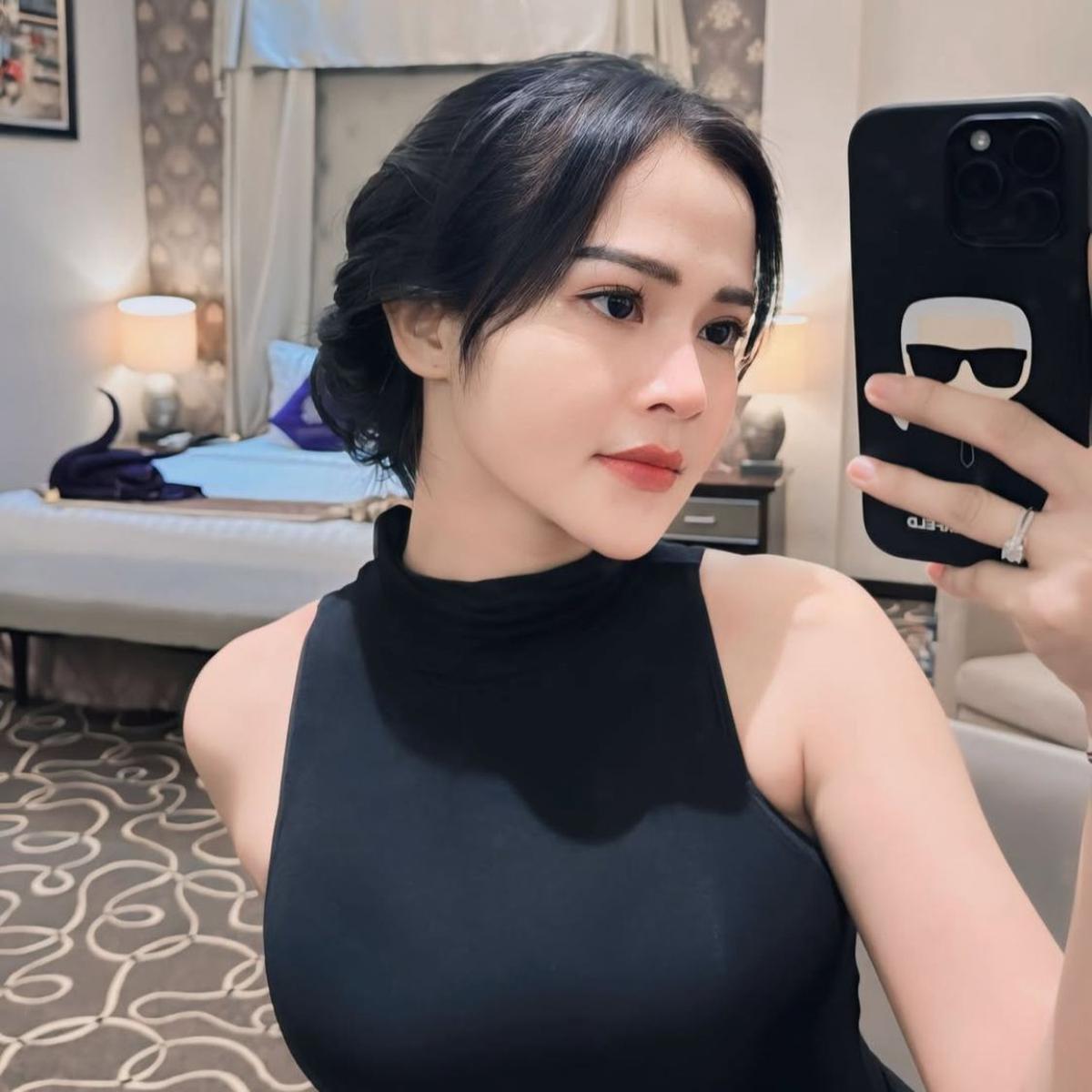 7 Potret Memikat Bella Bonita dalam Balutan Outfit Hitam Jadi Sorotan Netizen