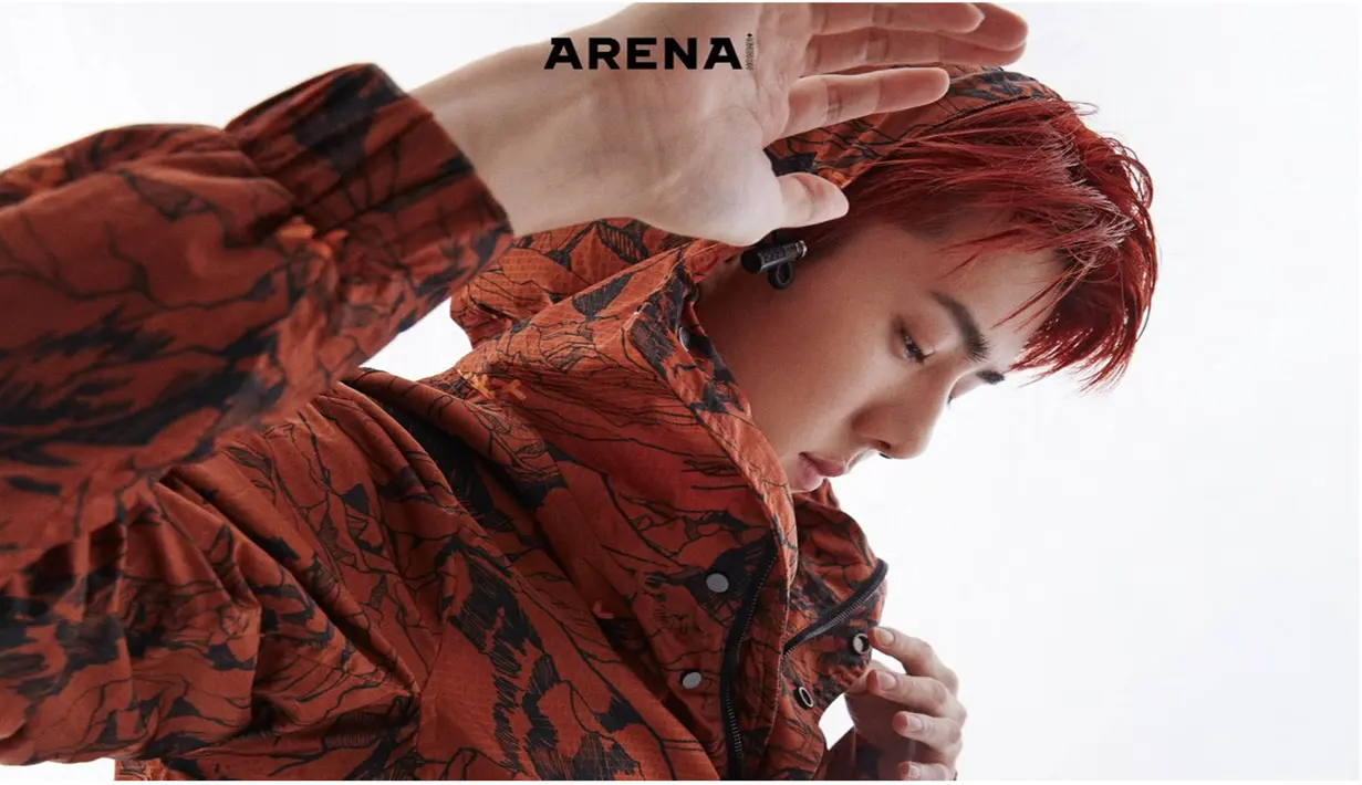 Hiasi cover majalah ARENA, Sehun tampil dengan gaya yang chic dan warna rambut merah gelap. Walaupun miliki rambut warna terang, dirinya tetap cocok dan sukses membuat penggemar histeris. (Liputan6.com/Instagram/@weareone.exo)